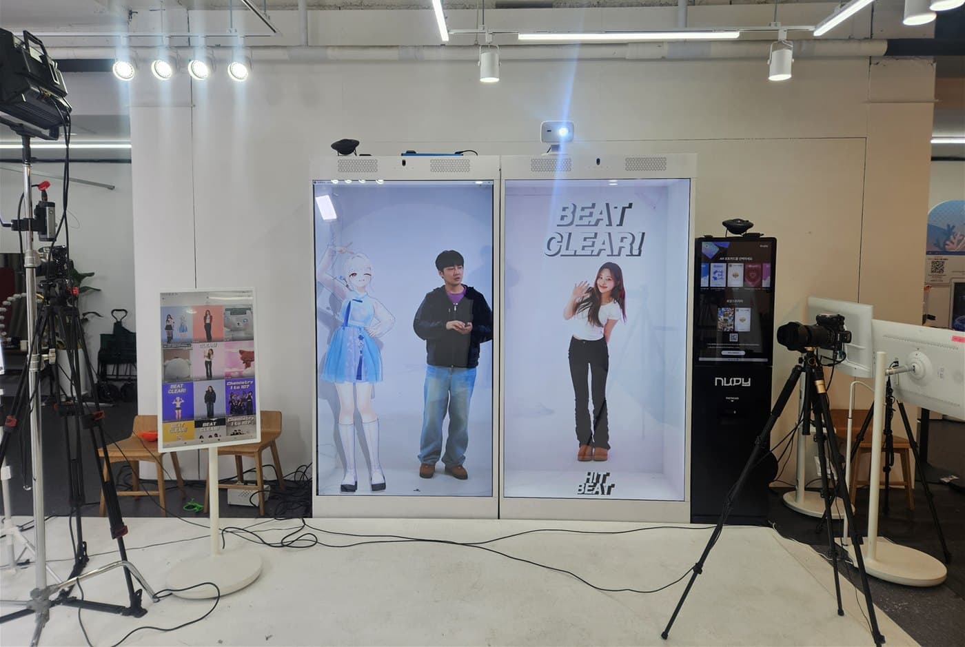 AR·홀로그램 연출이 가능한 카메라 형태의 진열 박스